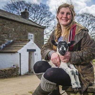 Amanda Owen: The Inspiring Journey of the Yorkshire Shepherdess